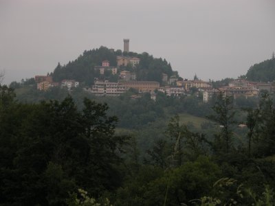 Panorama su Montese con
la Rocca, il Castello e la Torre
(17163 bytes)